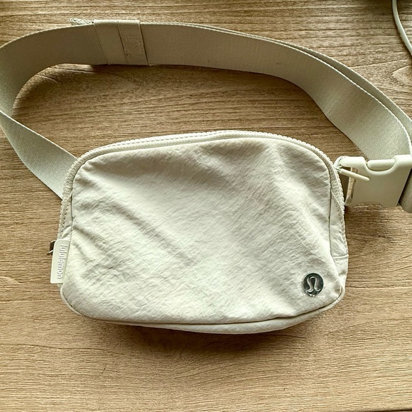 Lululemon Everywhere belt bag 1L light ivory - Picture 1 of 4